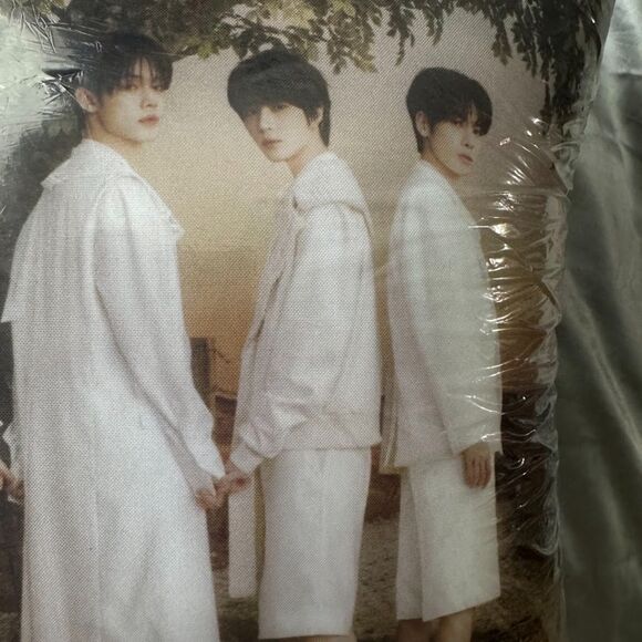 Tomorrow x Together World Tour Act Promise Madison Square Garden New York Pillow - Picture 5 of 11